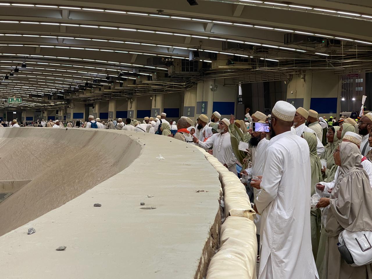 حجاج الجمعيات الأهلية يواصلون رمي الجمرات 