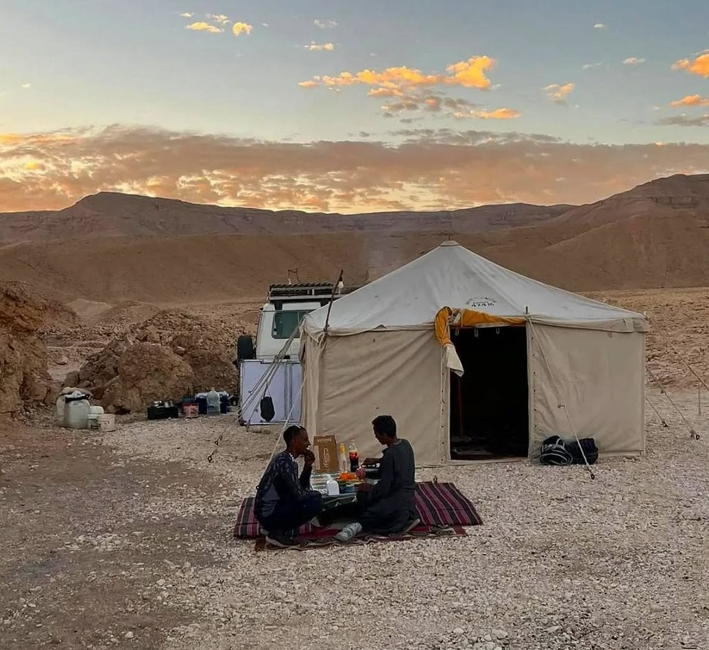 إضفاء أجواء من المتعة للضيوف بخيام فى قلب صحراء غرب الأقصر