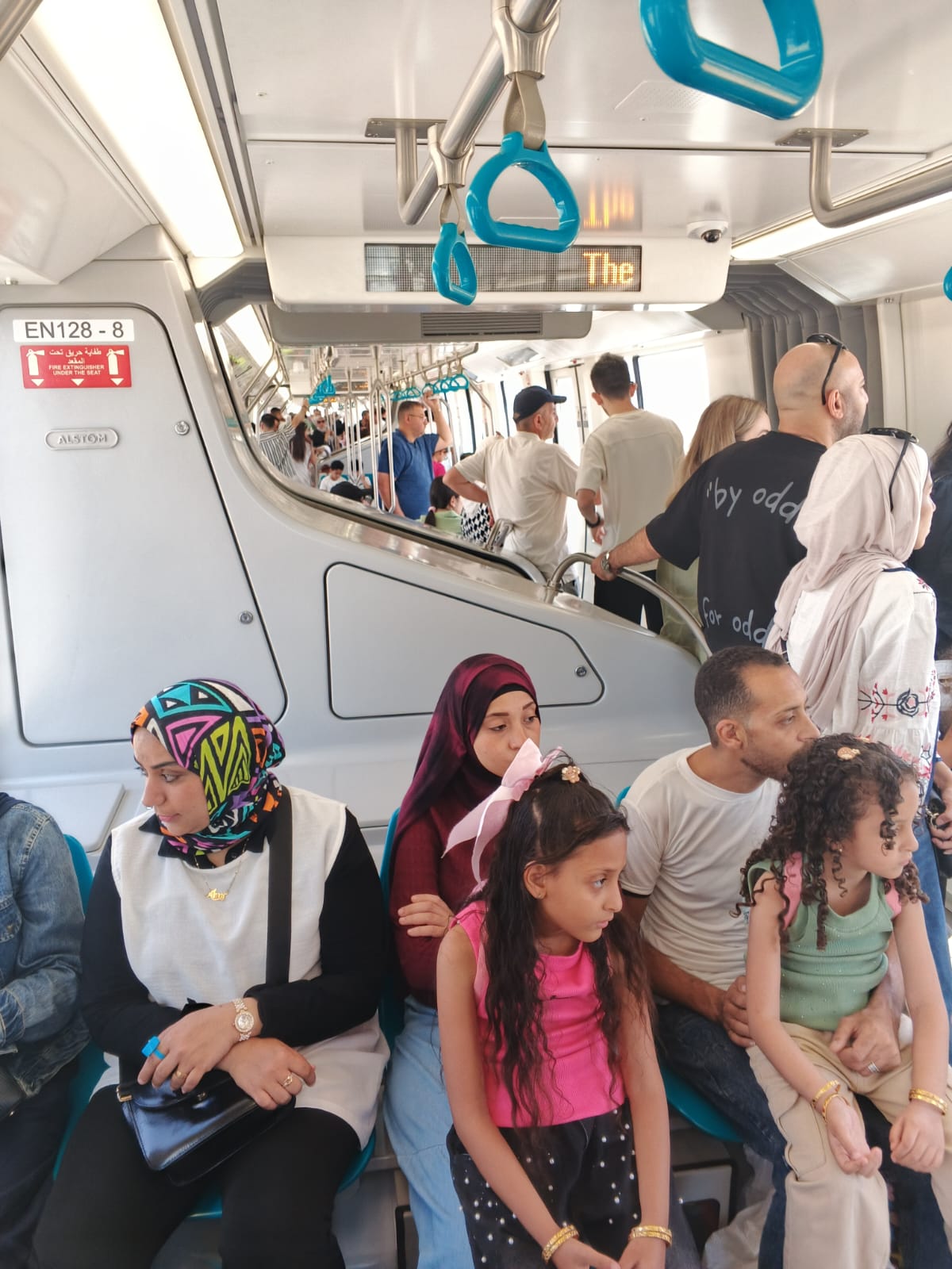 الركاب داخل القطار اليوم (1)