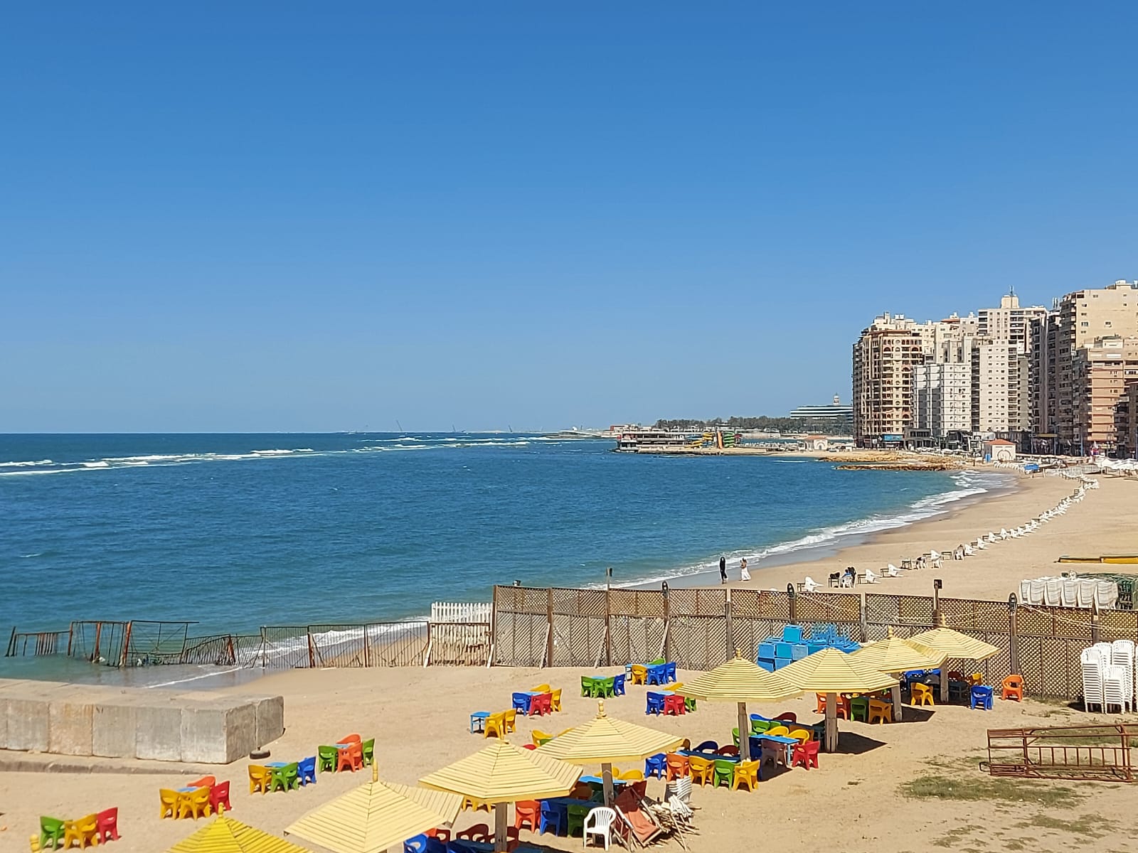 أجواء الربيع على شواطئ الاسكندرية