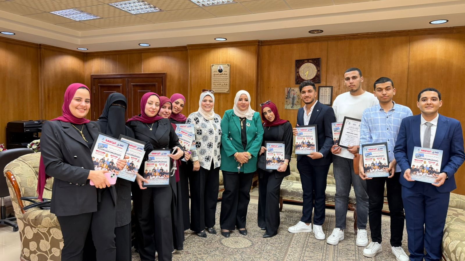 الطلاب المشاركون في اعداد مجلة صدى الجامعة