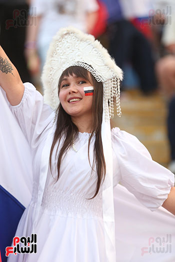 جميلات روسيا يزين مدرجات ستاد القاهرة