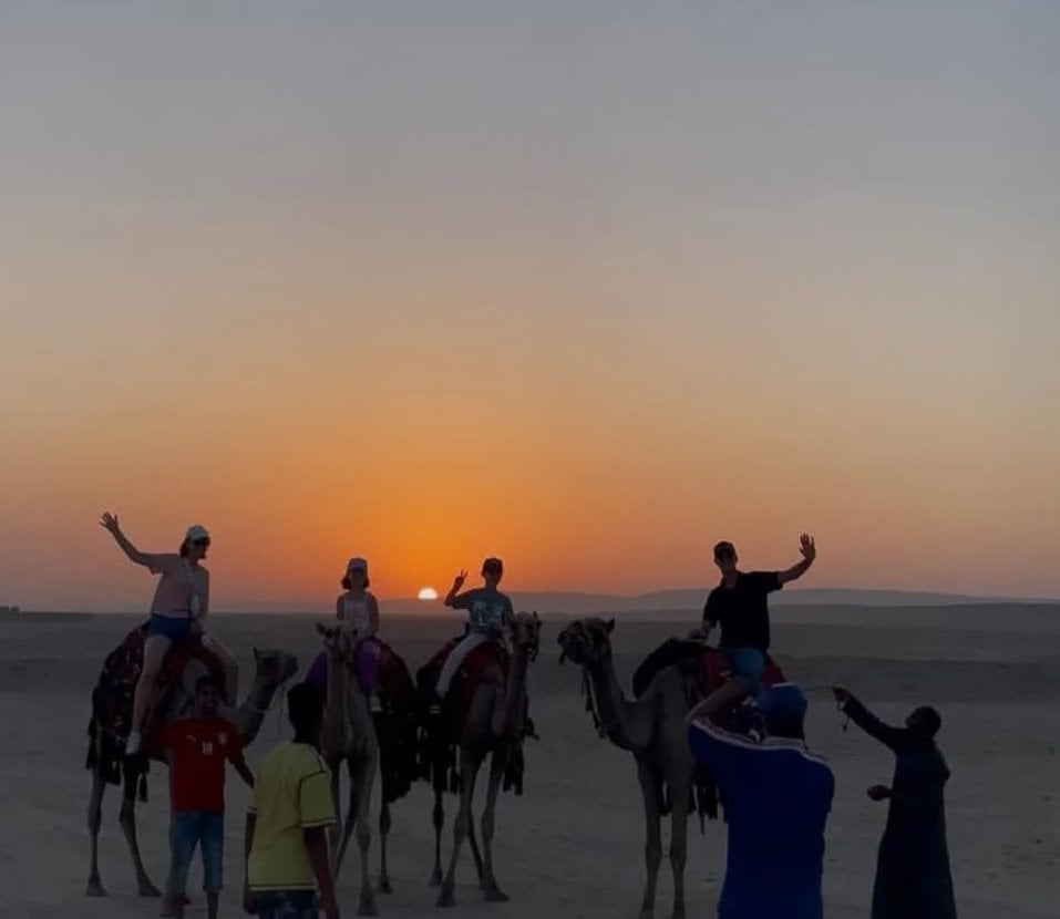 متعة الأجانب على ظهر الجمال فى سفارى البر الغربى