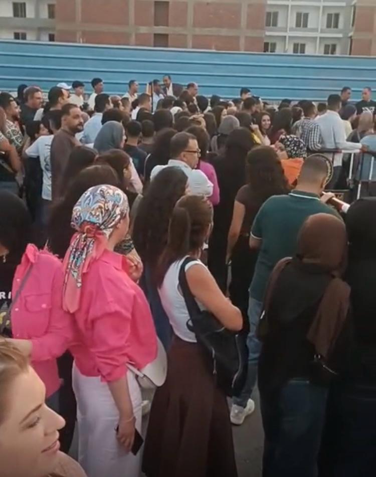 دخول المواطنين،لمكان الحفل