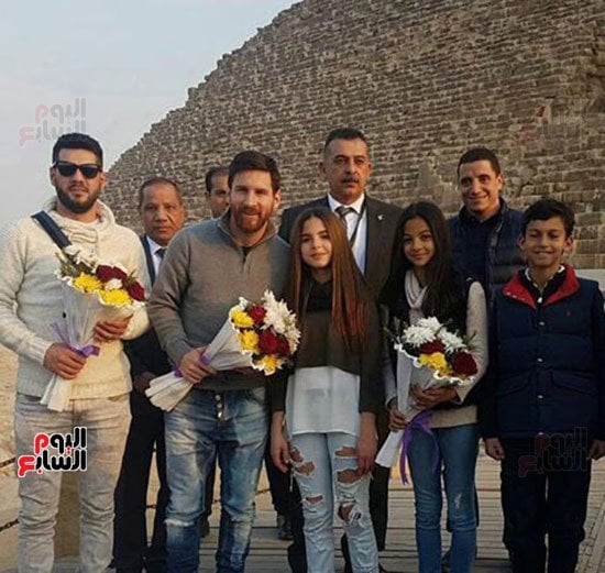ميسي مع الاطفال فى زيارته للاهرامات ميسي مع الاطفال فى زيارته للاهرامات