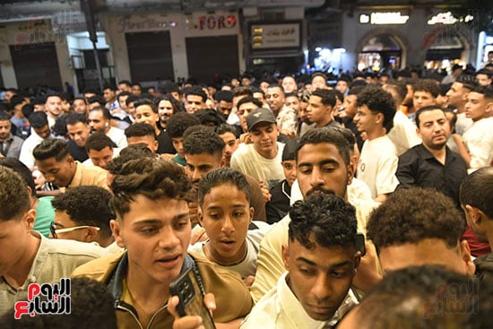 الجمهور يحتفل بالعيد خارج قاعات السينما الجمهور يحتفل بالعيد خارج قاعات السينما