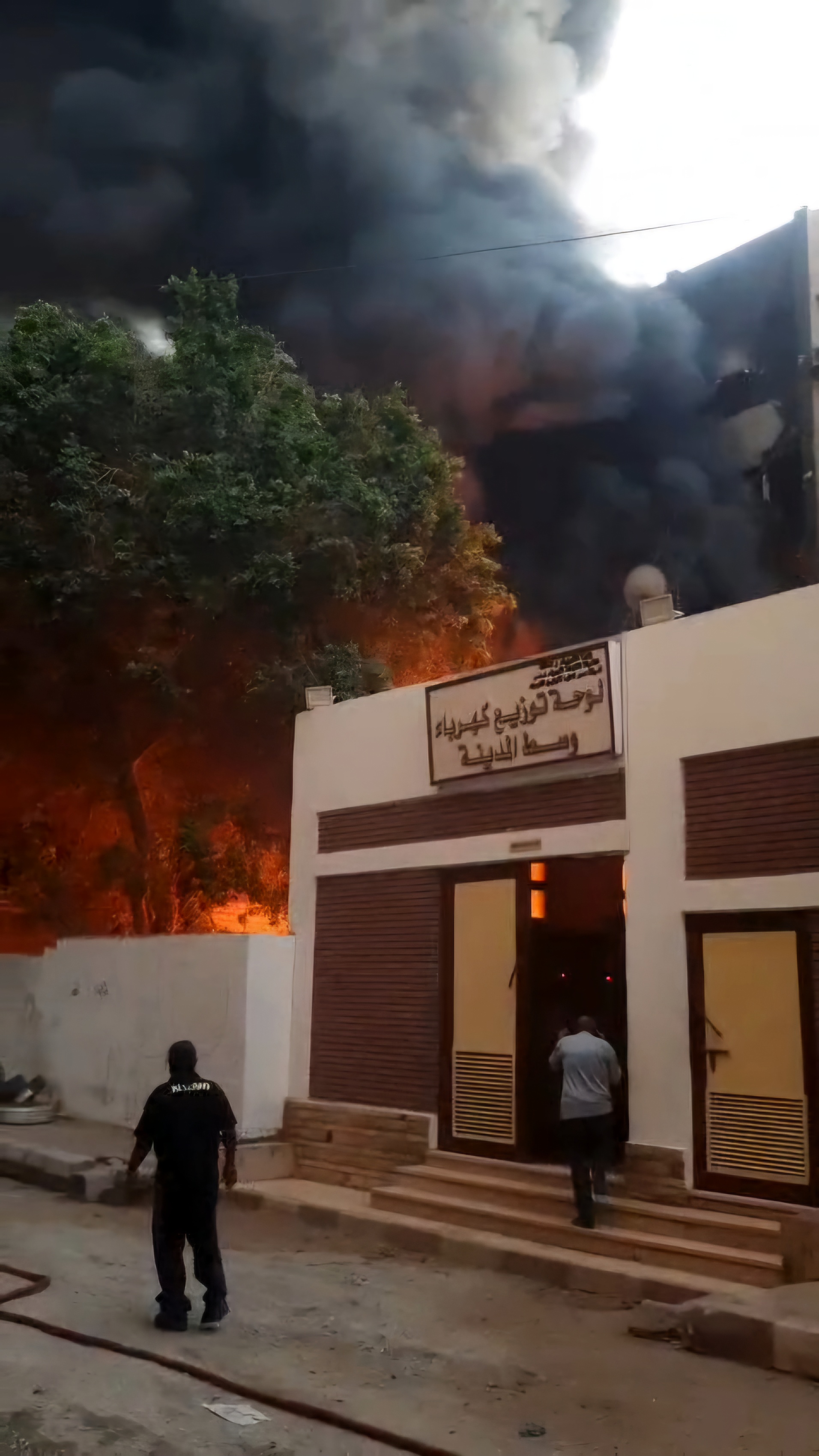 جانب من الحريق جانب من الحريق