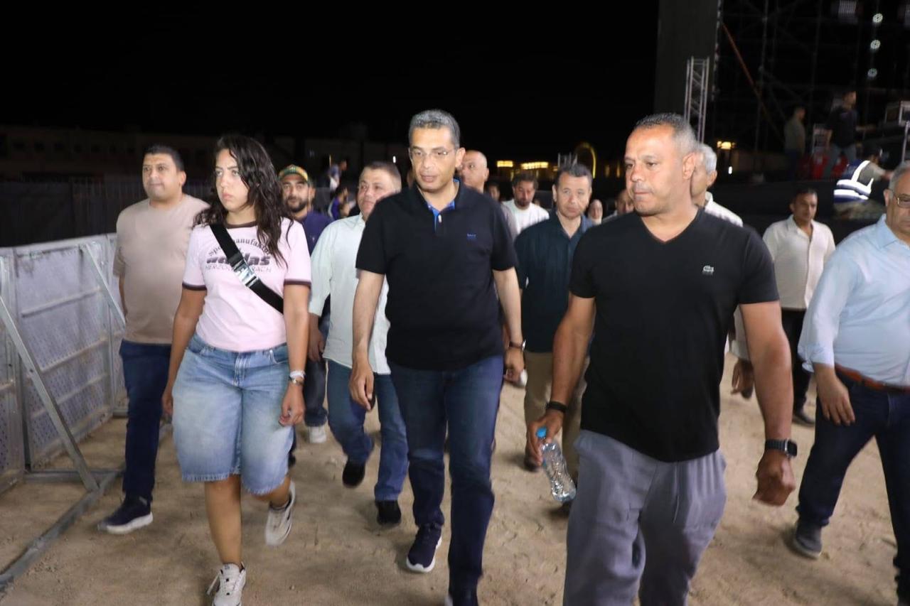 المحافظ مع،مسئولي الحفل الغردقة