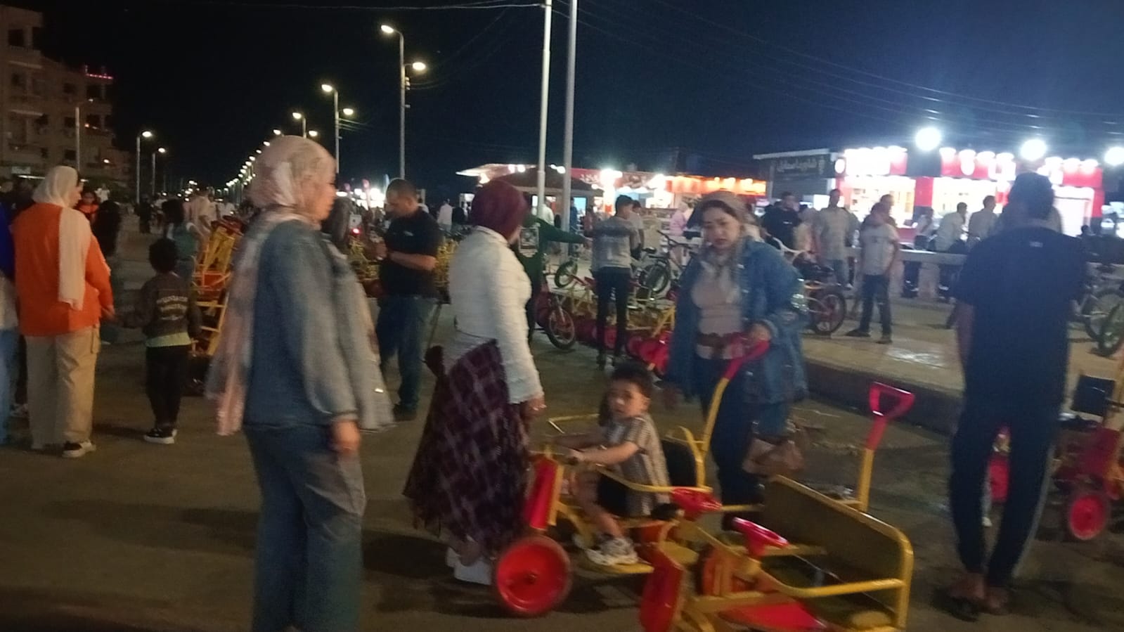 سعادة الأهالي في شوارع المصيف