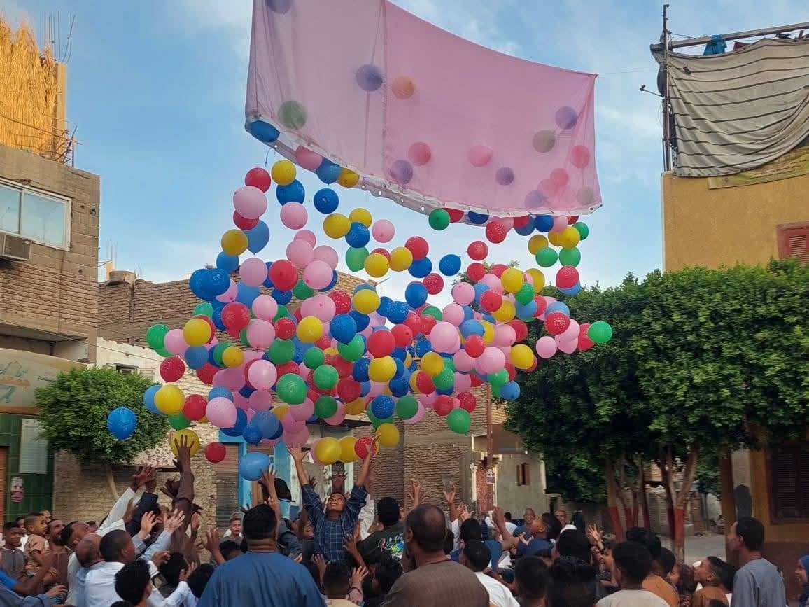 البالونات تغطى فرحة العيد فى مركز شباب القباحى بالأقصر البالونات تغطى فرحة العيد فى مركز شباب القباحى بالأقصر