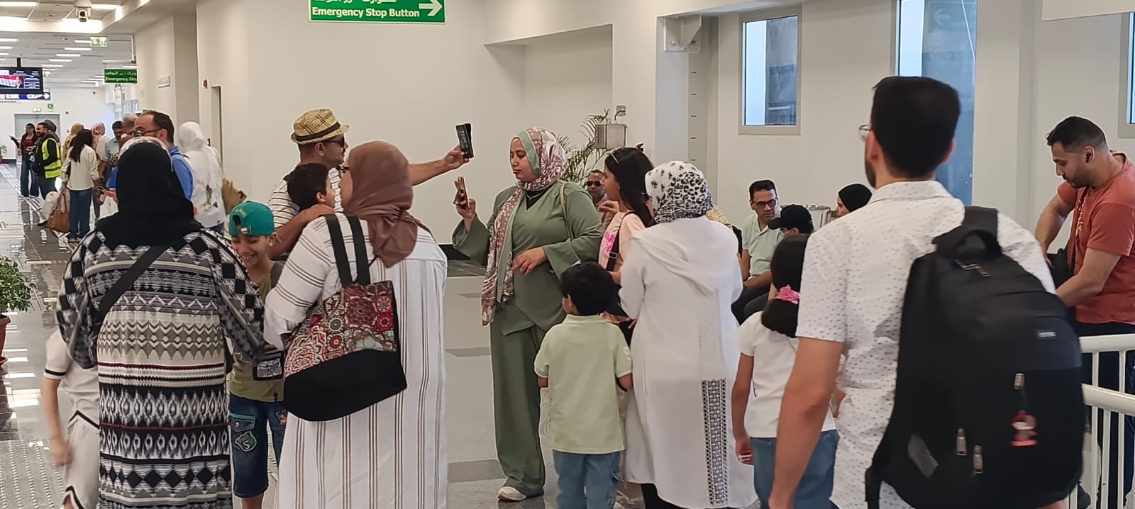 ركاب المونوريل فى انتظار وصوله