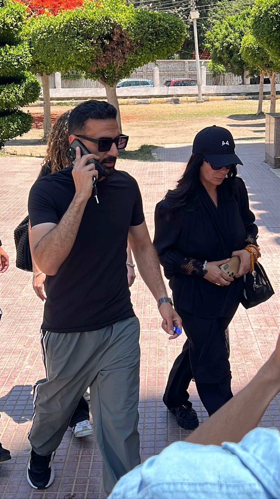مني زكي تصل مسجد ناصر للمشاركة في جنازة والدة زوجها (2)