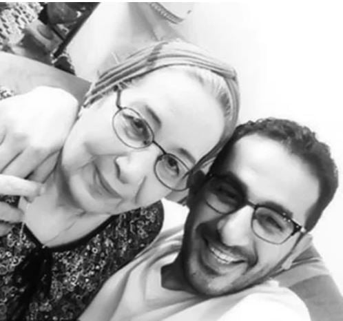 احمد حلمي مع والدته