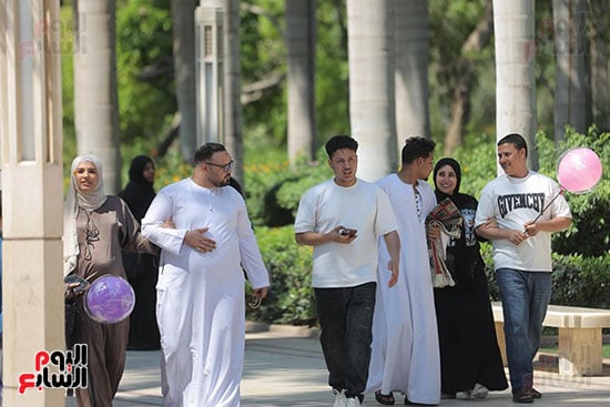 بلالين العيد وفرحة الكبار والصغار