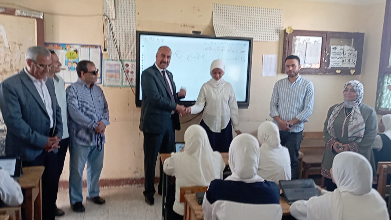 وكيل الوزارة يتفقد المدرسة