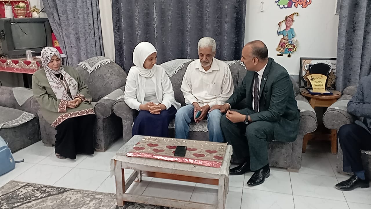 وكيل الوزارة مع الطالبة 