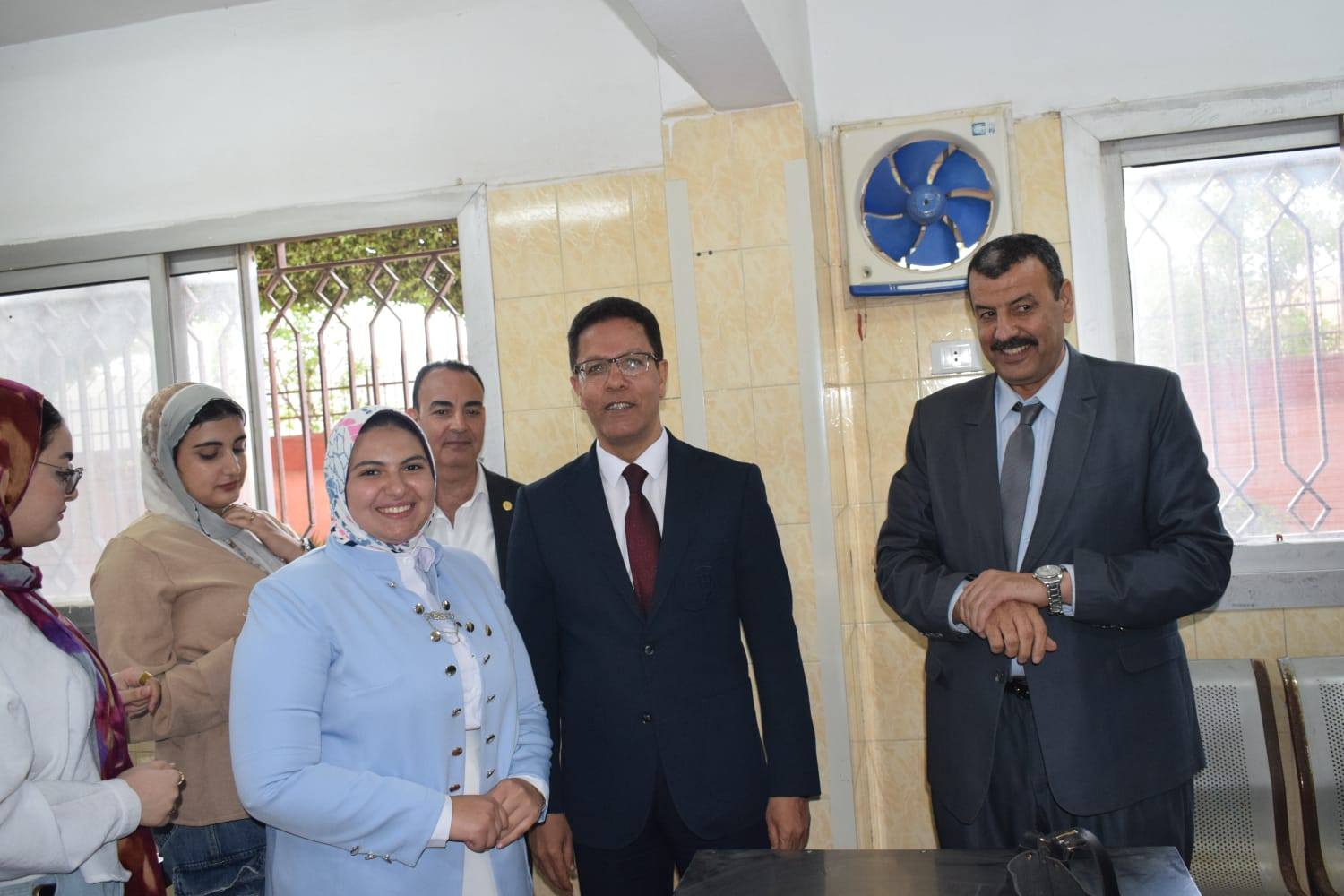 رئيس الجامعة خلال تفقد المدن الجامعية
