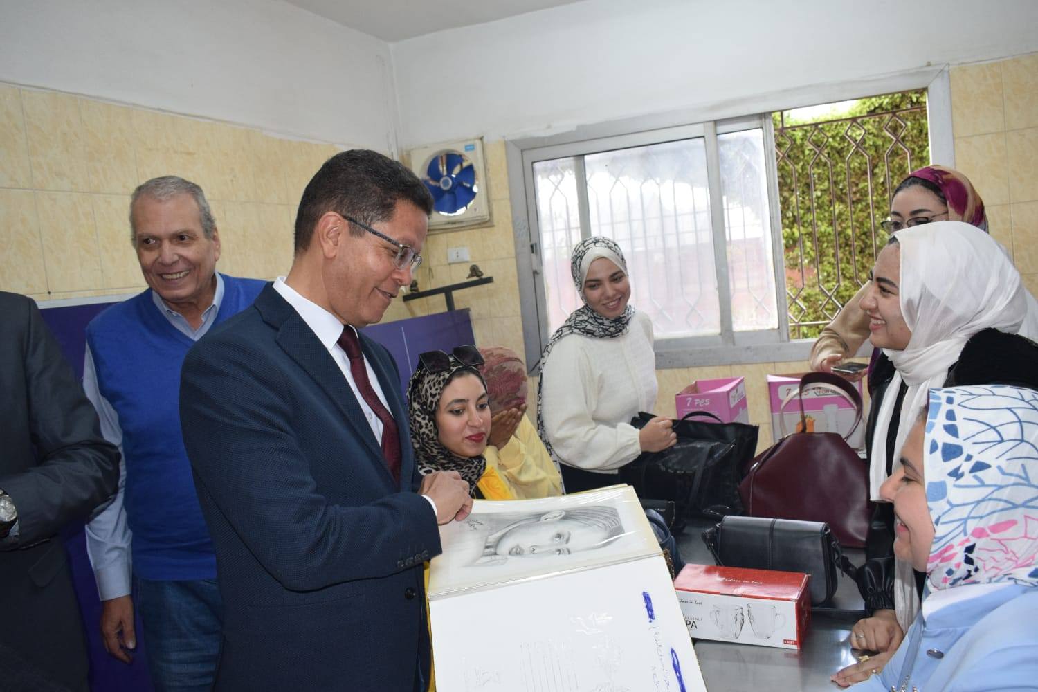 خلال لقاءه مع طالبات الجامعة