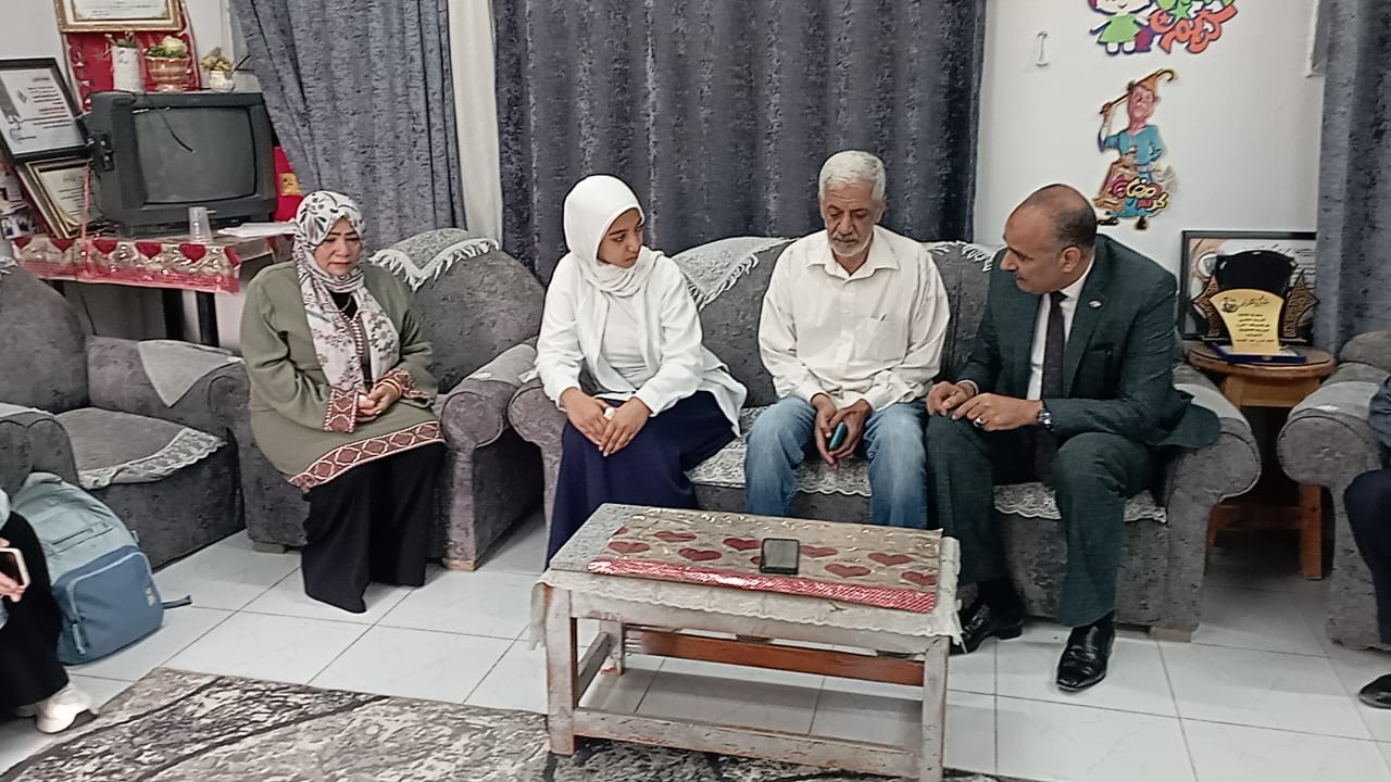 وكيل الوزارة مع الطالبة داخل المدرسة