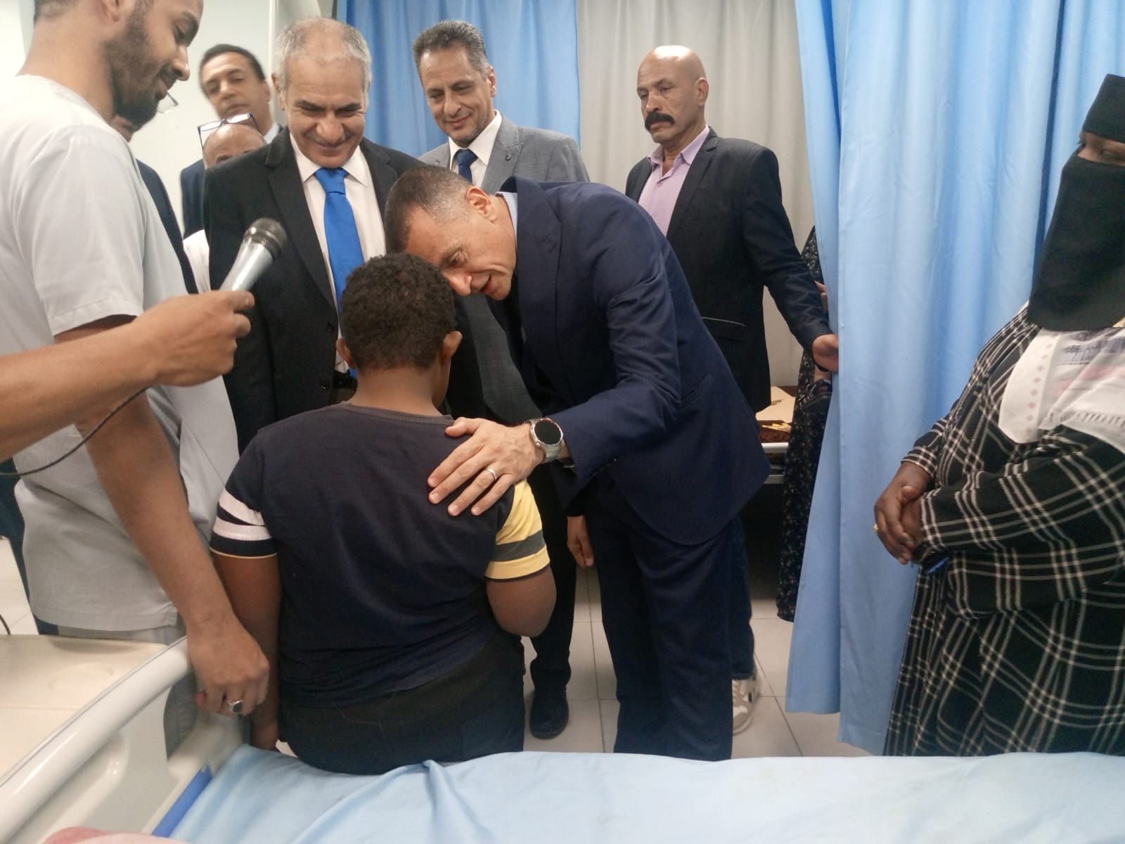 محافظ أسوان يتحدث مع المرضى
