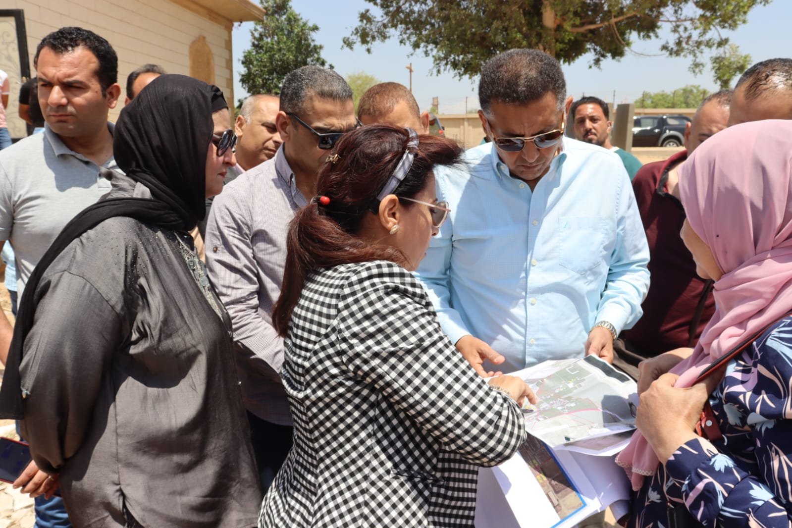 محافظ القليوبية خلال الإطلاع على المخطط