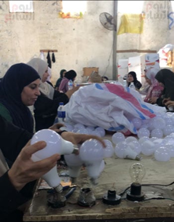 سيدات-يتنافسن-فى-تجميع-اللمبات