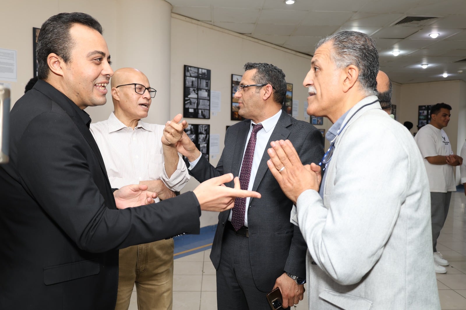 محمد السيد الشاذلى خلال تفقد المعرض
