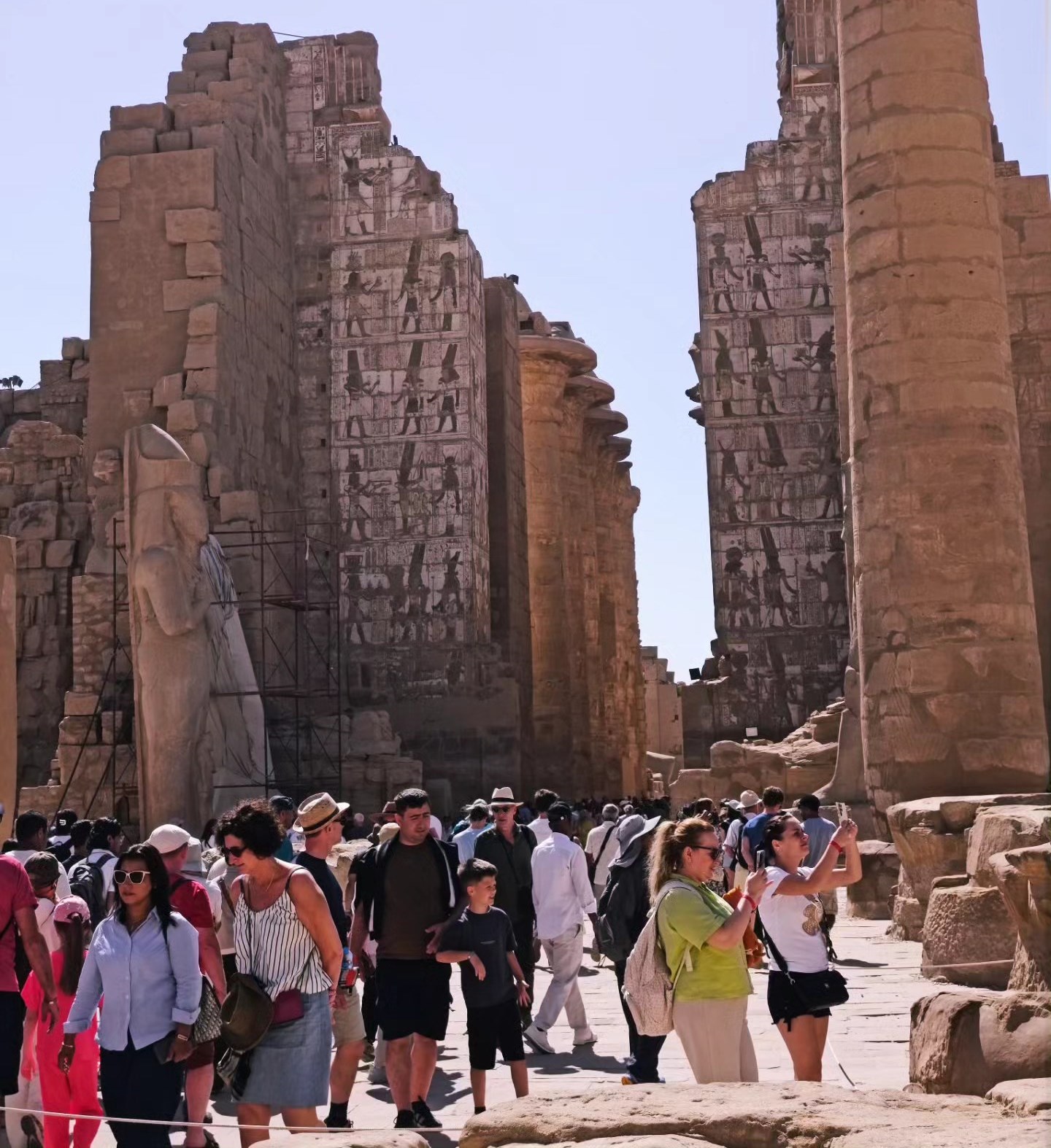 إقبال كبير من ضيوف العالم بمعابد الكرنك