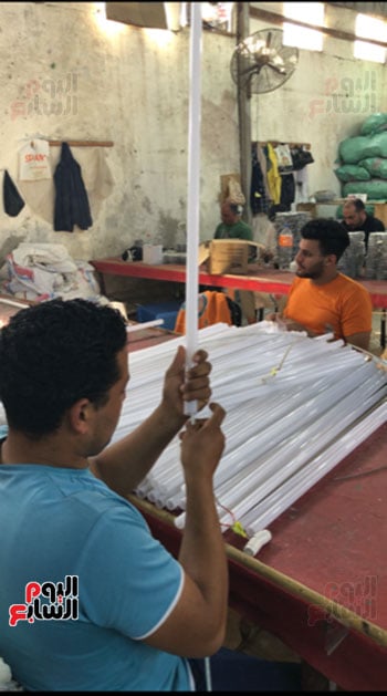 مهارة-العمال-فى-تجميع-اللمبات