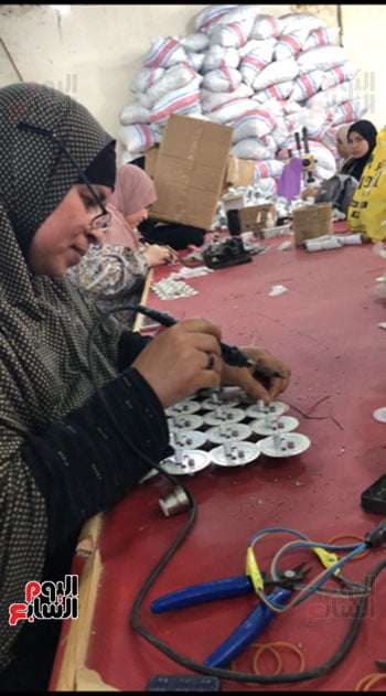 سيدة-تقوم-بتجميع-البوردة-وتوصيل-الدائرة-الكهربية