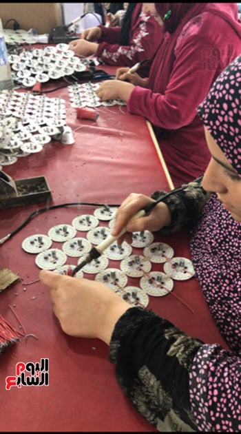 مهارة-عالية-للسيدات-فى-تجميع-البوردة