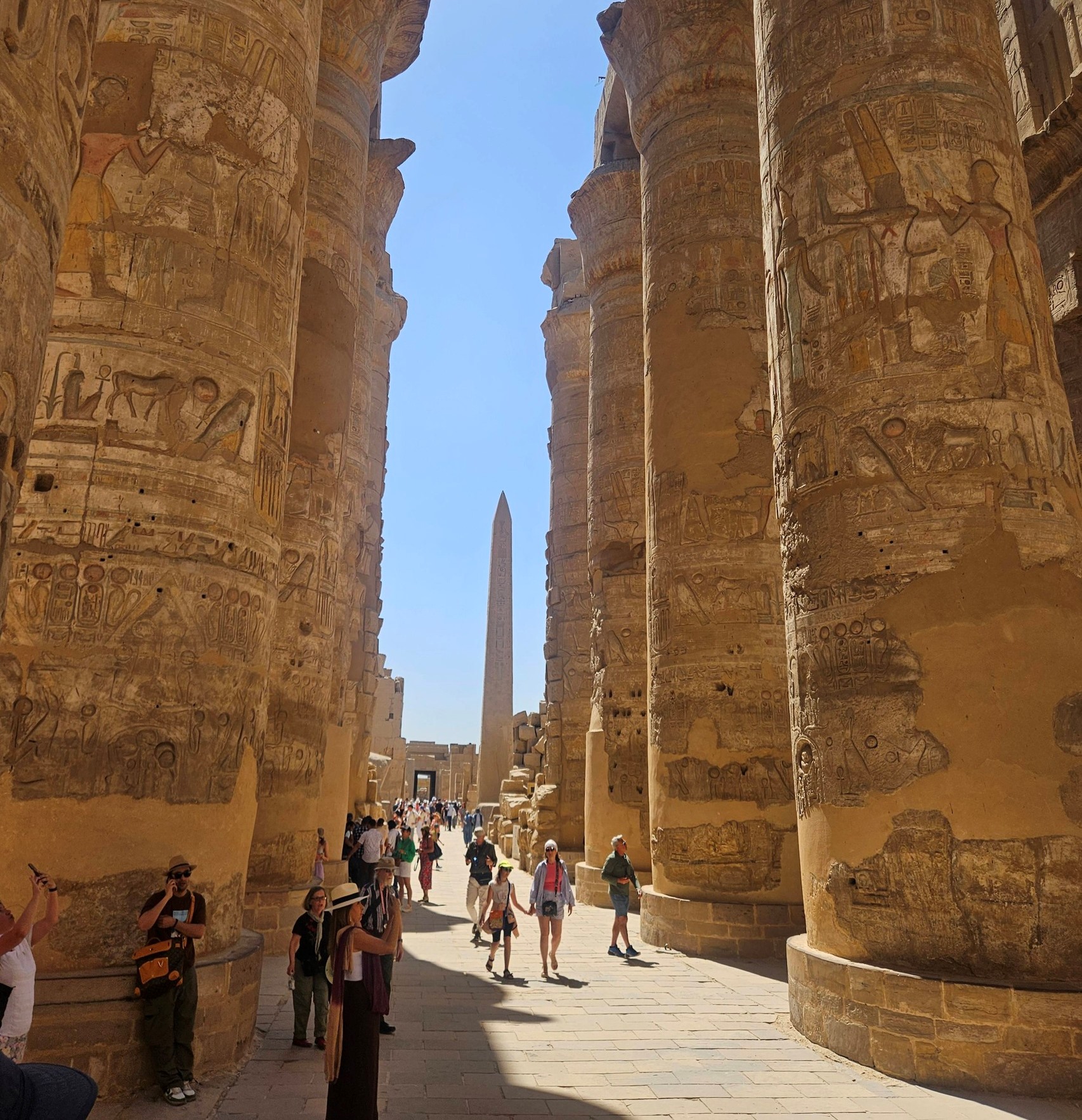 ضيوف العالم فى قلب صالة الأعمدة الكبرى بالكرنك