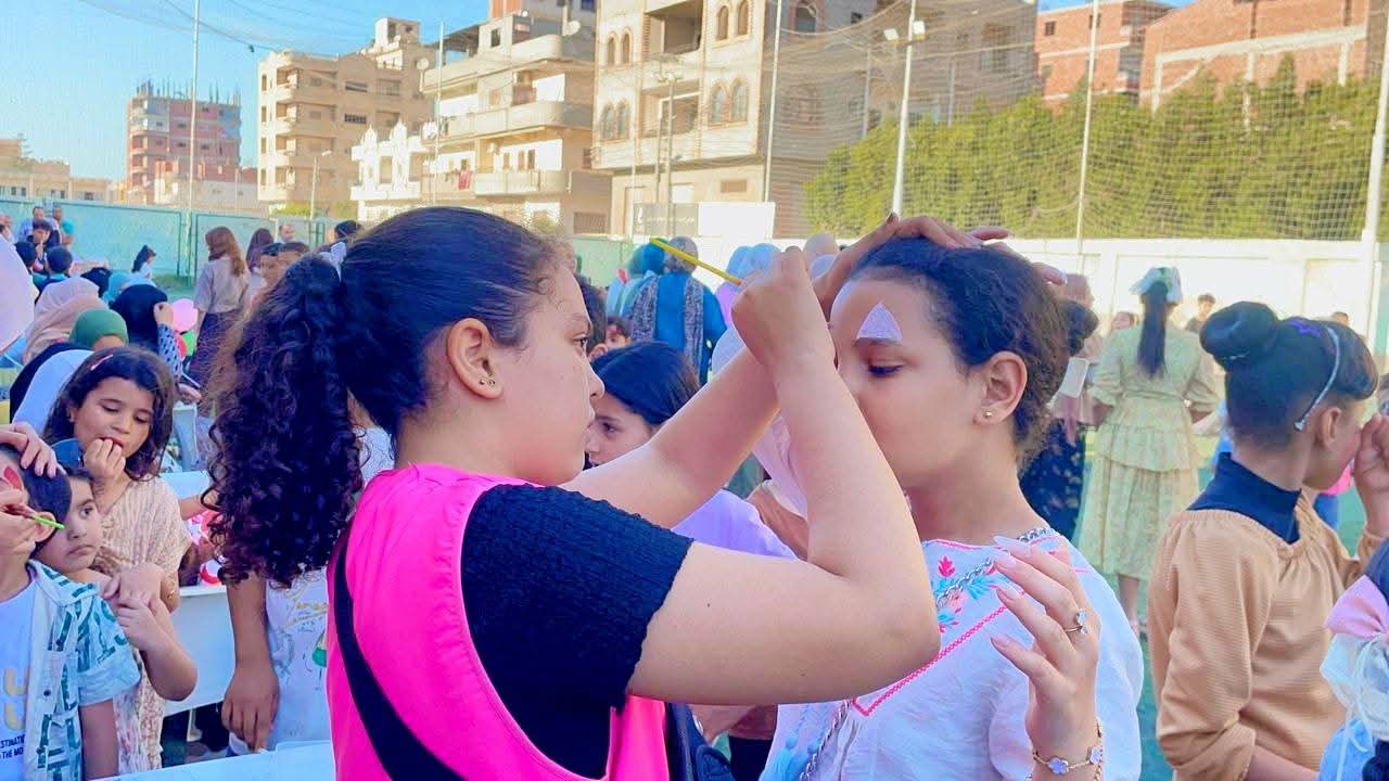 تلوين الوجوه احتفالا بالعيد