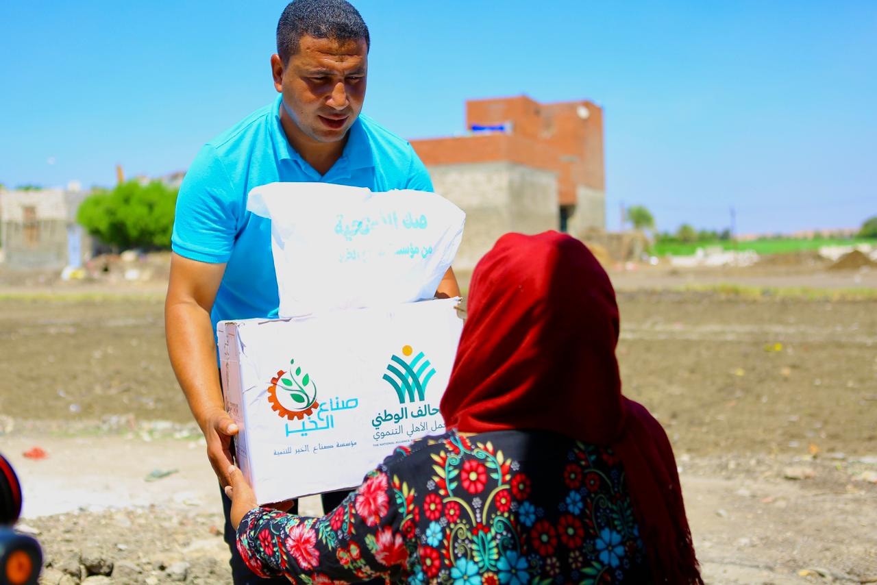 صناع الخير توزع كراتين مواد غذائية مع لحوم الأضاحي على الأسر الأولى بالرعاية (4)