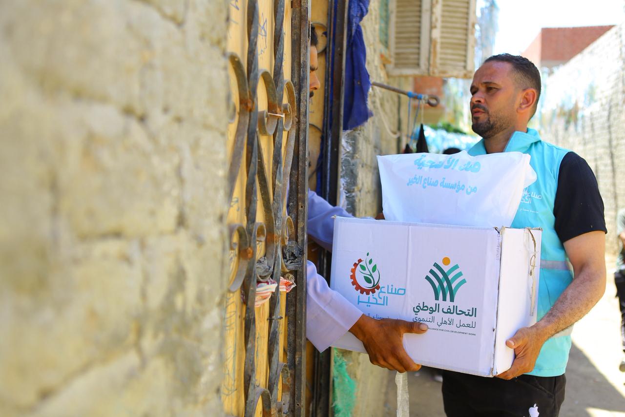 صناع الخير توزع كراتين مواد غذائية مع لحوم الأضاحي على الأسر الأولى بالرعاية (1)