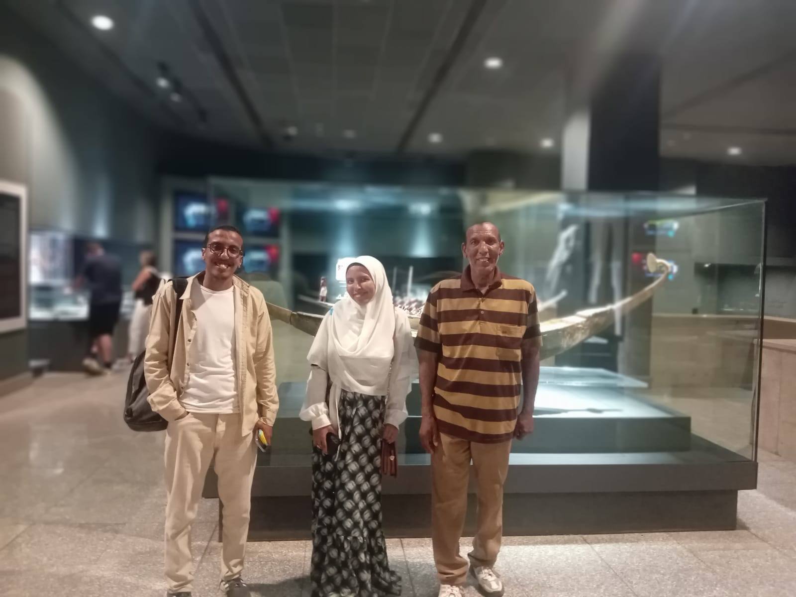العائلات الصعايدة يستمتعون داخل متحف الأقصر