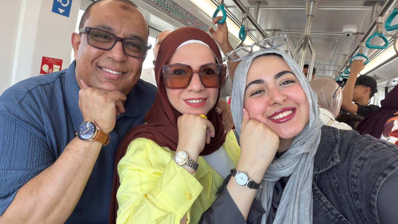 ركاب المونوريل يلتقطون الصور السيلفى