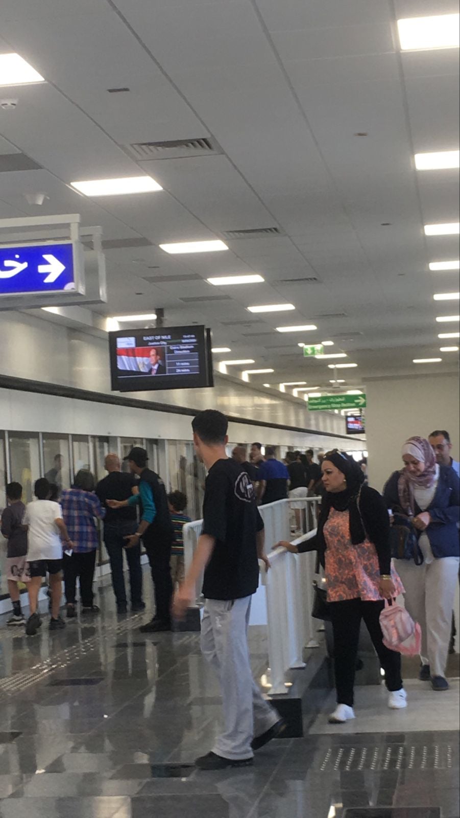 مواطنون يستقلون المونوريل