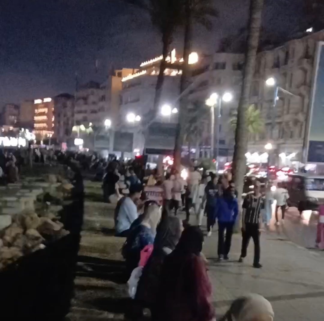 الكورنيش ليلا في الإسكندرية