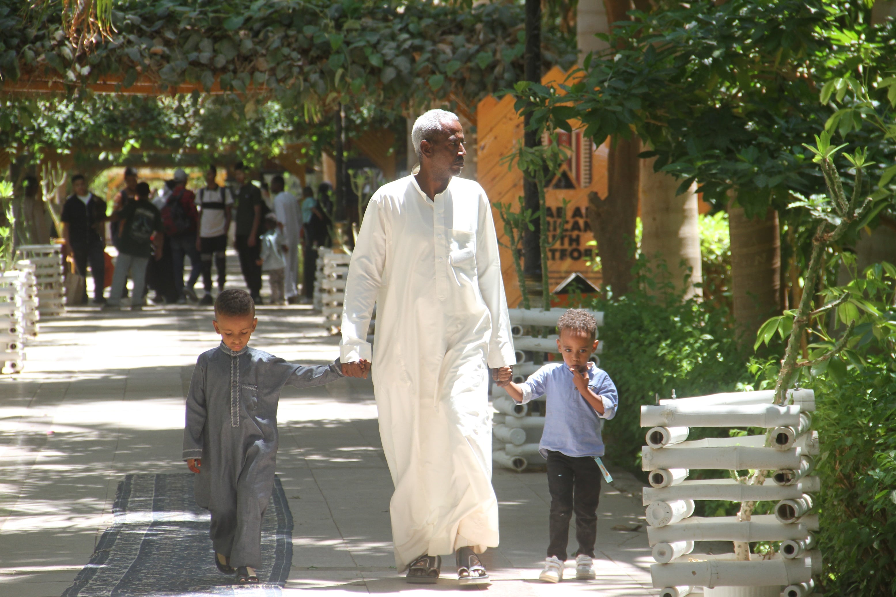 الأطفال مع آبائهم
