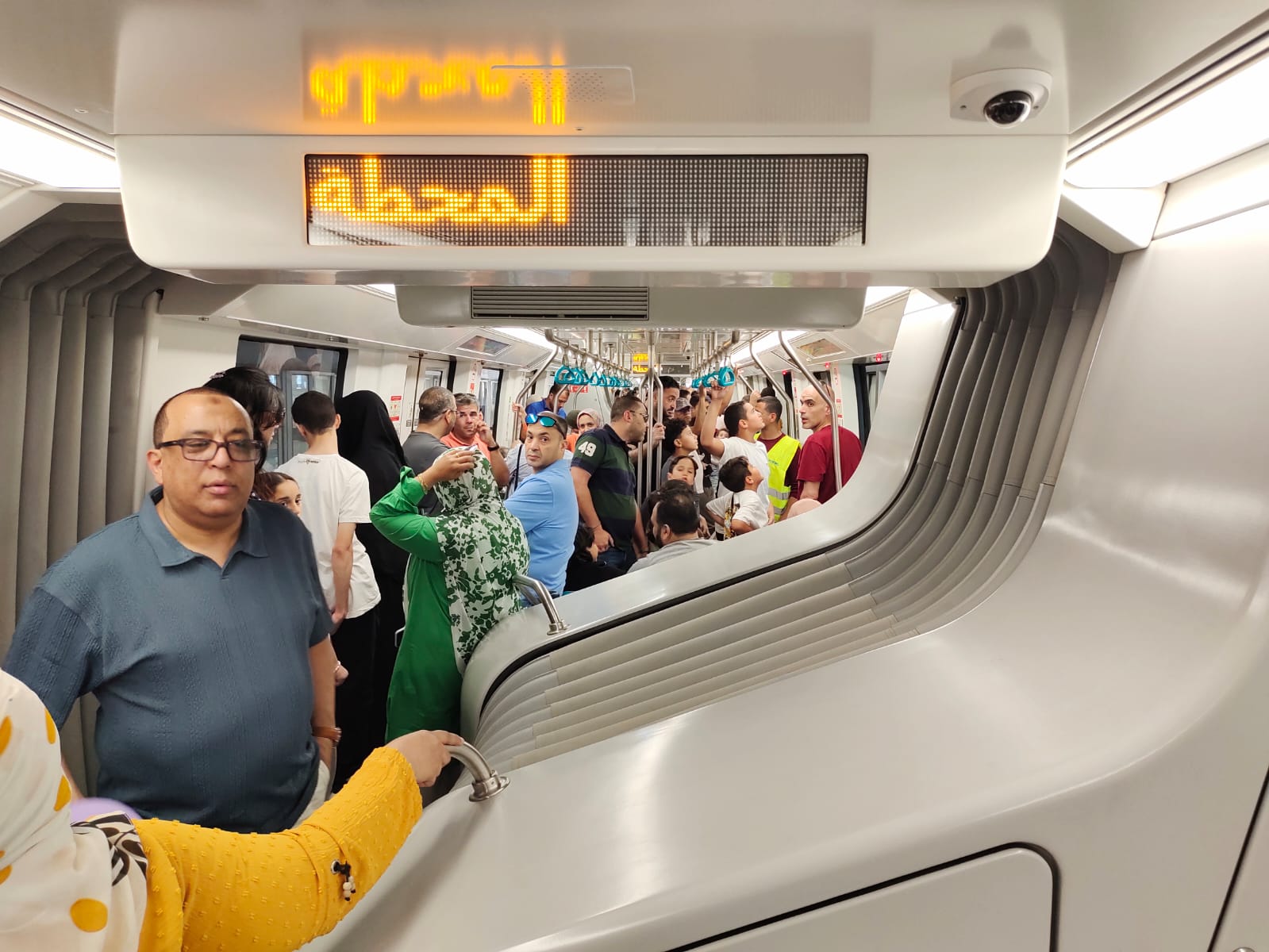 توقف المونوريل فى المحطة