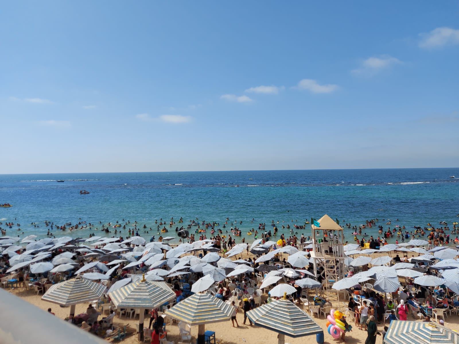 زحام على الشواطئ1 زحام على الشواطئ1