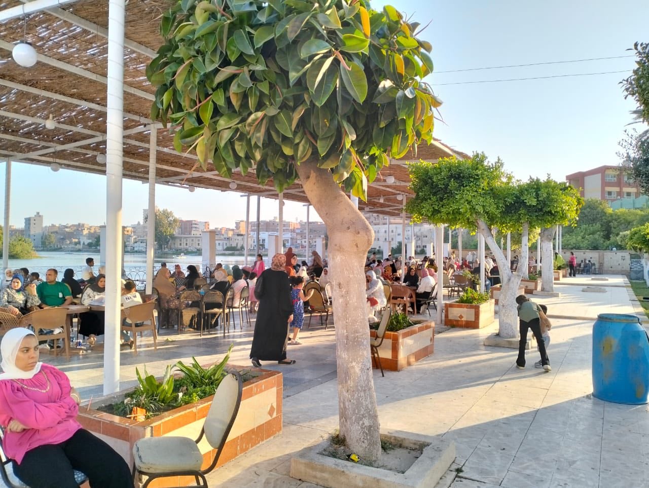 استماع أهالي فوه على ضفاف نهر النيل استماع أهالي فوه على ضفاف نهر النيل