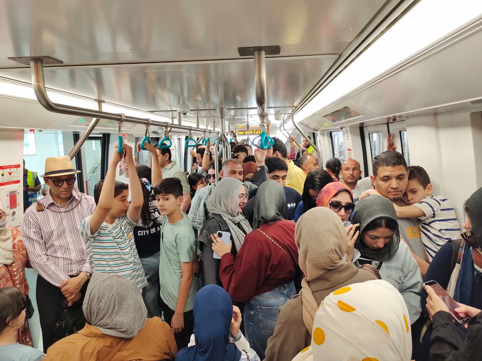 جانب من ركاب قطار المونوريل