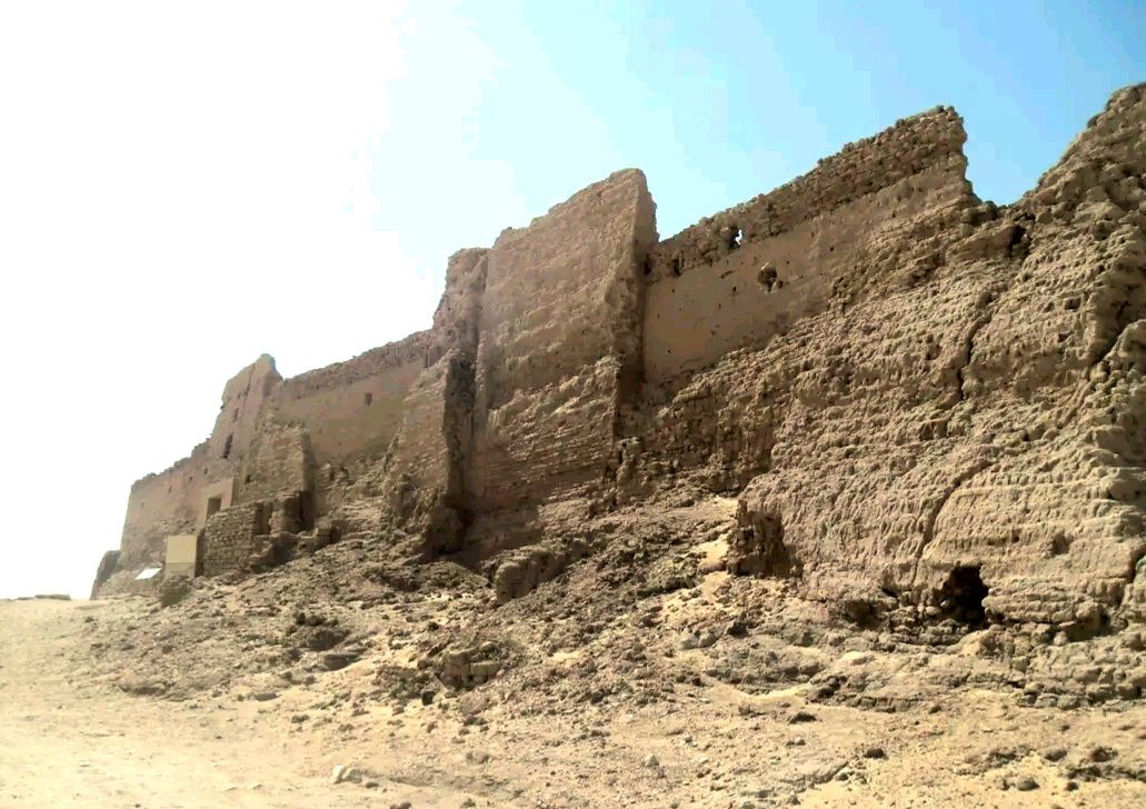 اسوار معبد الغويطة من الطوب اللبن