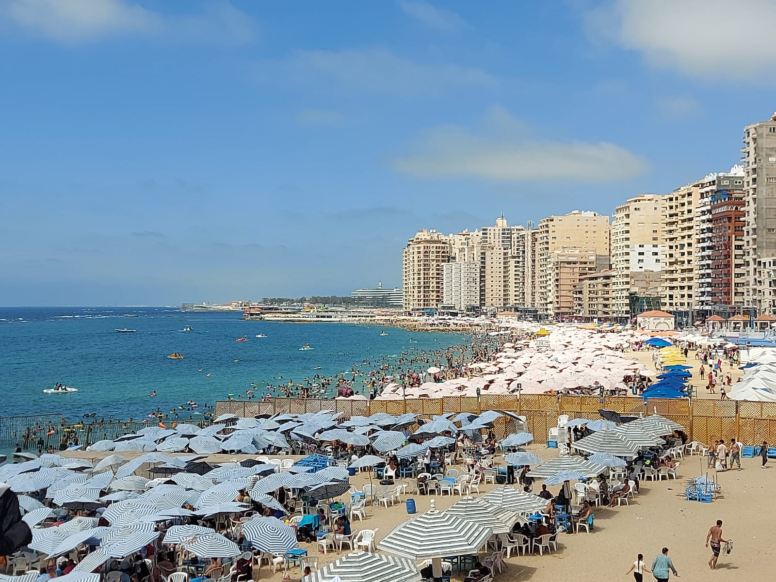 زحام على الشواطئ زحام على الشواطئ
