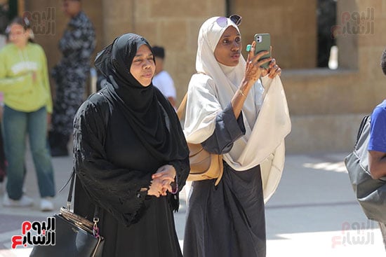 الفتيات يلتقطون صور سيلفى