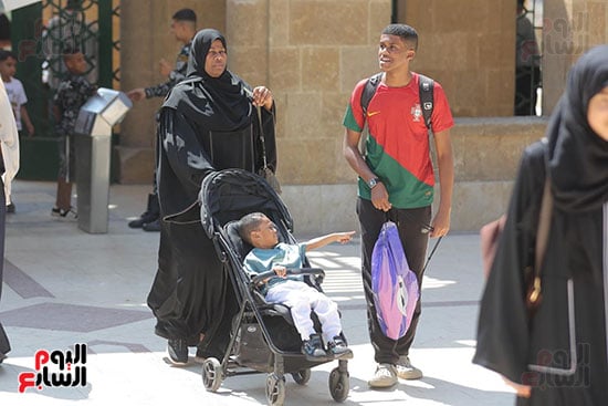 السيدات يصطحبن أطفالهن
