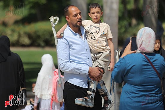 أب ونجلة داخل الحديقة