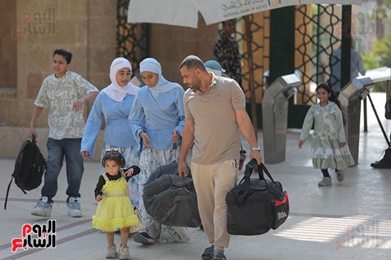 توافد الأسر على الحدائق
